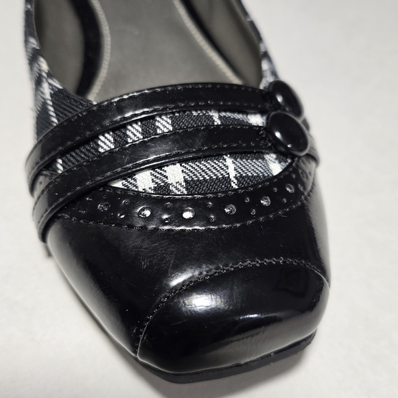 FIONI size 7.5 Stylish Black & White Plaid Women's Flats In EXCELLENT CONDITION - Picture 2 of 10